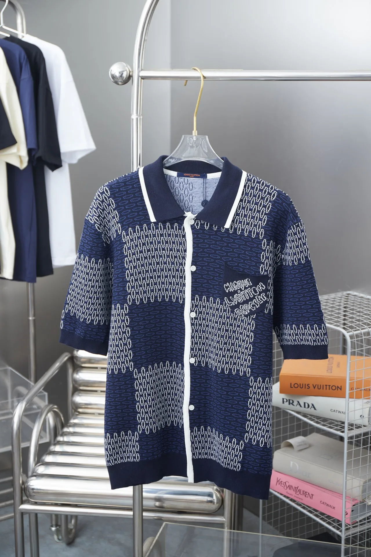 🅿️230 LV Louis 25ss spring and summer new checkerboard mercerized cotton knitted short-sleeve light luxury essential item for daily commuting for men and women Correct version Welcome to compare Detailed features · Made of high-viscosity cotton wool, with high count cotton added, dry and avoid stuffiness · Made of jacquard woven sheets imported from Germany, woven with Lv Monogram plaid intarsia, paired with knitting of the same style and color, presenting a unique three-dimensional texture · Horseshoe shell logo buttons · Double-needle stitching across seams · Original main mark, washed tag, branded moisture-proof paper packaging Color: Blue Size: S/M/L/XL